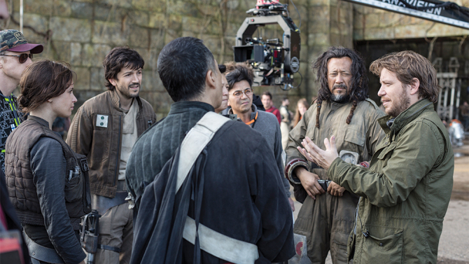Rogue One: A Star Wars Story..L to R: Alan Tudyk (K-2SO), Felicity Jones (Jyn Erso), Diego Luna (Cassian Andor), Donnie Yen (Chirrut Imwe), Jiang Wen (Baze Malbus), and Director Gareth Edwards on set. ..Ph: Jonathan Olley..© 2016 Lucasfilm Ltd. All Rights Reserved.